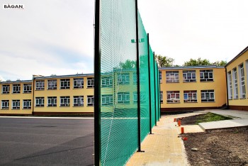 Do szkoły. Siatki na boiska - siatka materiałowa na ogrodzenie boiska - boisko szkolne
